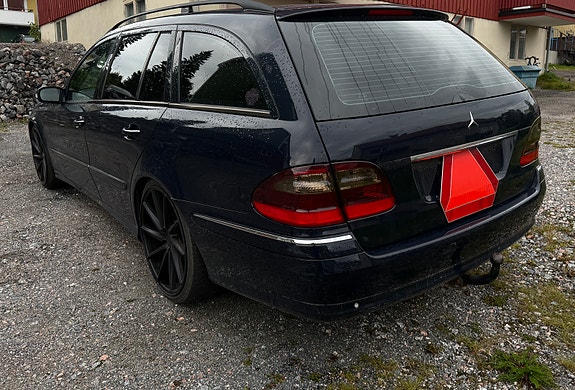 Mercedes-Benz E270 3 of 7