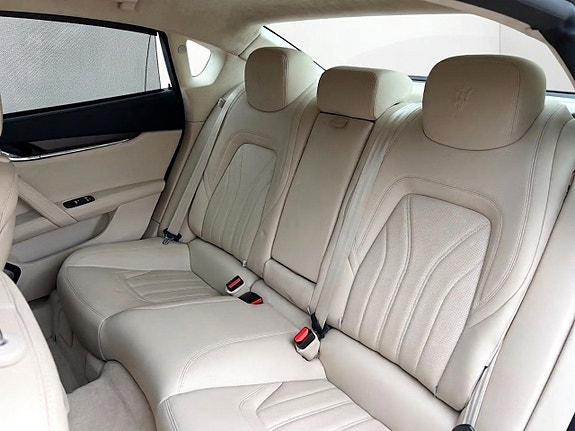 Maserati Quattroporte 12 of 17