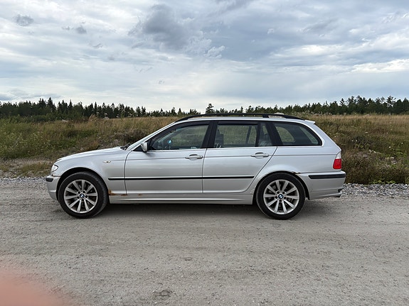 BMW 330Xi 2 of 10