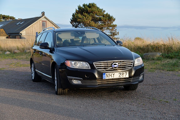 Volvo V70 2 of 7