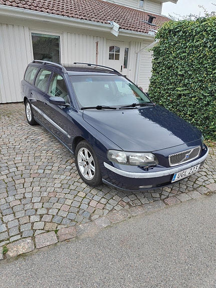 Volvo V70 2 of 8