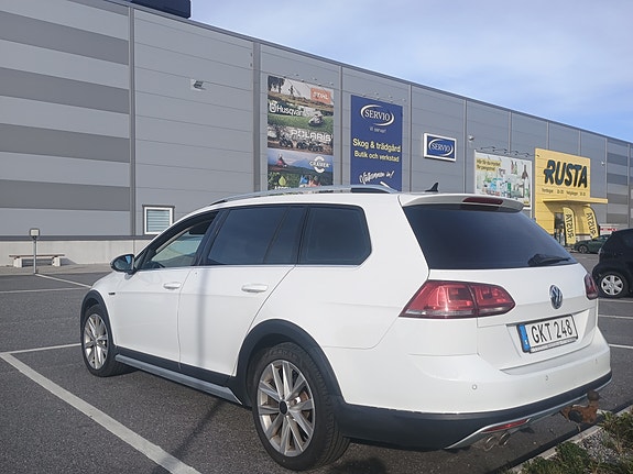 Volkswagen Golf Alltrack 2 of 10