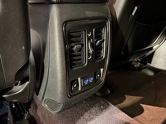 Jeep Grand Cherokee 27 of 30