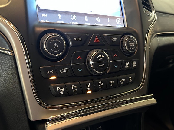 Jeep Grand Cherokee 21 of 30
