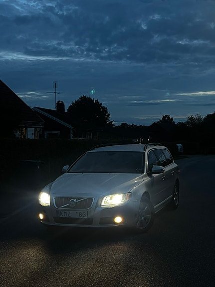 Volvo V70 2 of 26