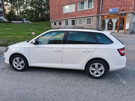 Skoda Fabia 2 of 9