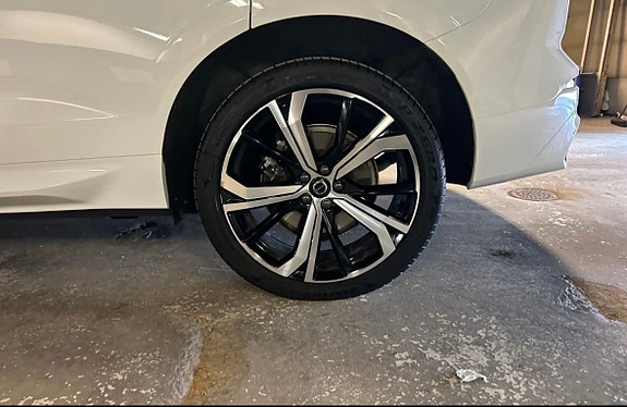 Volvo XC60 2 of 7