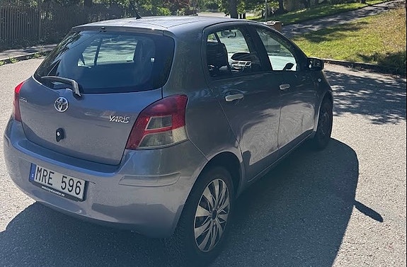 Toyota Yaris 2 of 6