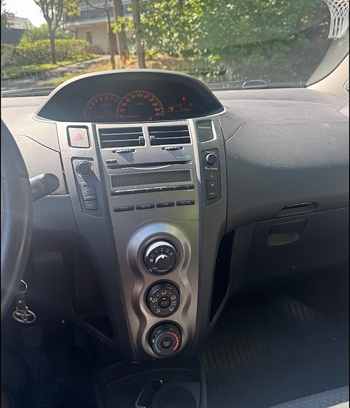 Toyota Yaris 6 of 6