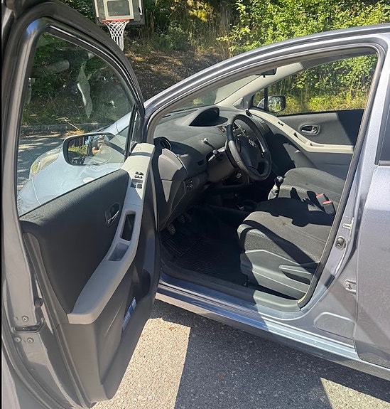 Toyota Yaris 4 of 6
