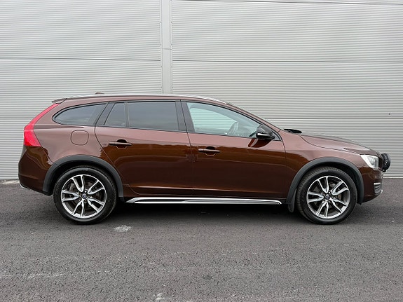 Volvo V60 Cross Country 8 of 19