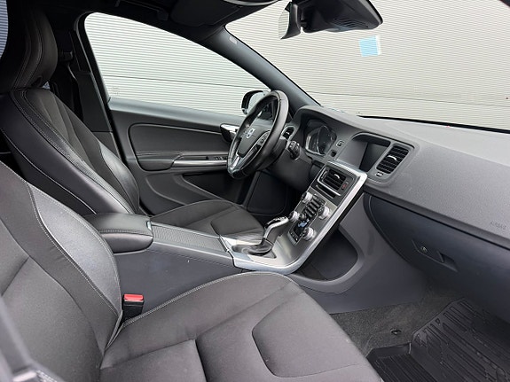 Volvo V60 Cross Country 4 of 19