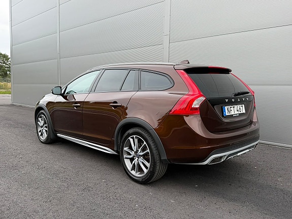 Volvo V60 Cross Country 3 of 19