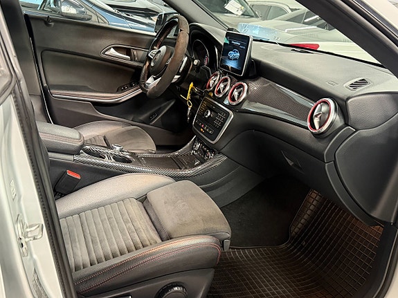Mercedes-Benz CLA200 25 of 28