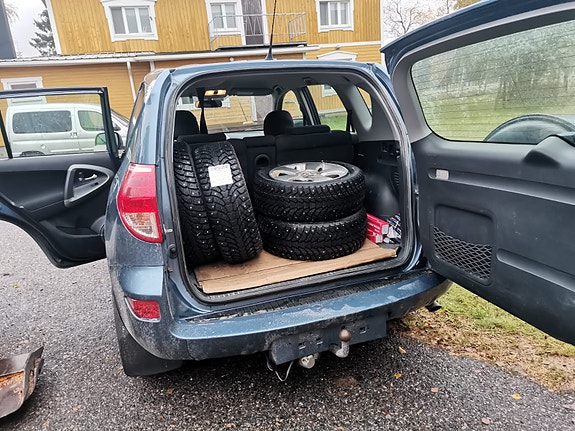Toyota RAV4 2 of 2