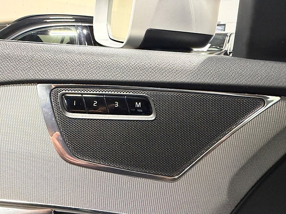 Volvo XC90 26 of 30