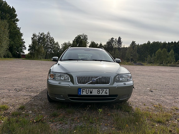 Volvo V70 3 of 5