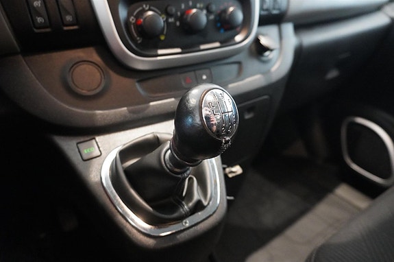 Nissan NV300 8 of 14