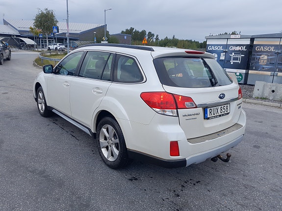 Subaru Outback 2 of 5