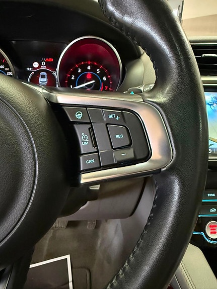 Jaguar F-PACE 22 of 28
