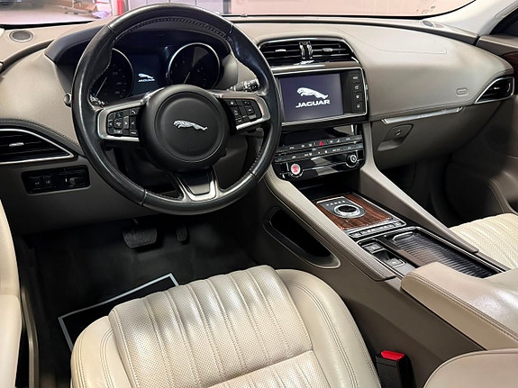 Jaguar F-PACE 15 of 28