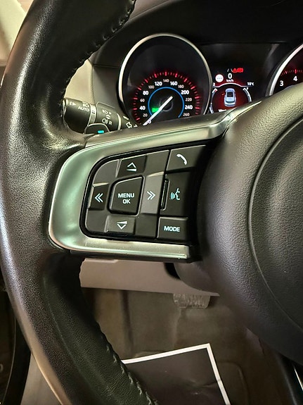 Jaguar F-PACE 23 of 28