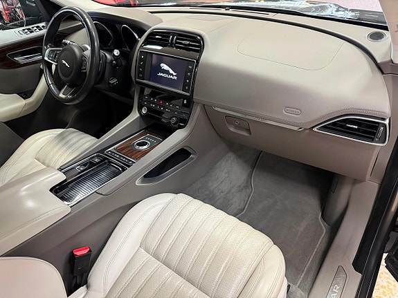 Jaguar F-PACE 18 of 28