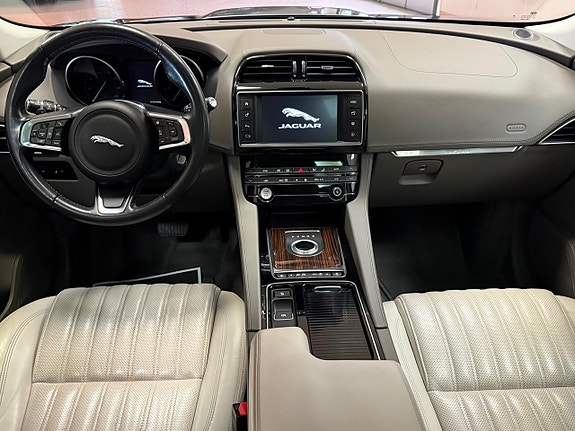 Jaguar F-PACE 17 of 28