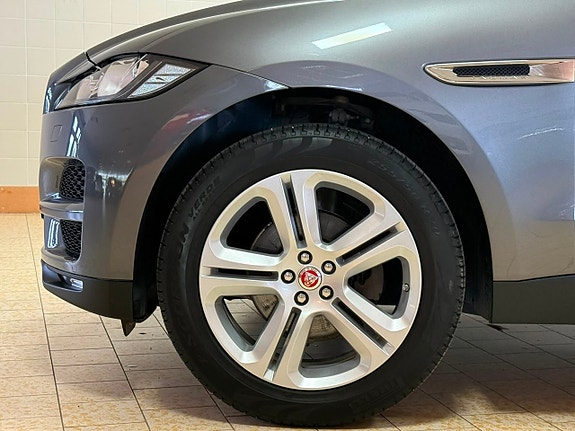Jaguar F-PACE 12 of 28