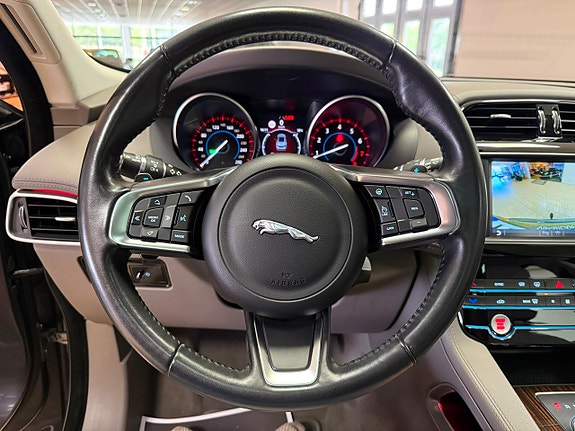 Jaguar F-PACE 20 of 28