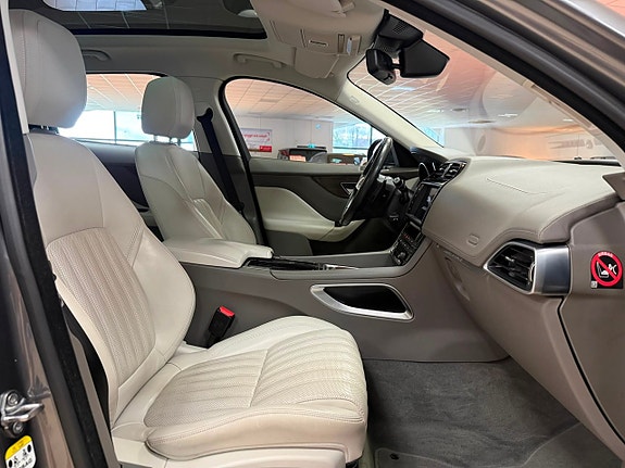 Jaguar F-PACE 19 of 28