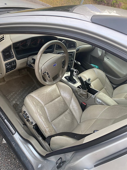 Volvo V70 3 of 3