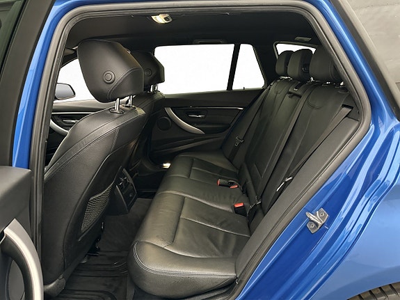 BMW 320i 16 of 30