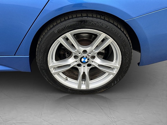 BMW 320i 30 of 30