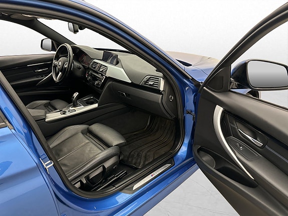 BMW 320i 15 of 30