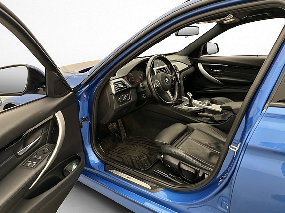 BMW 320i 11 of 30
