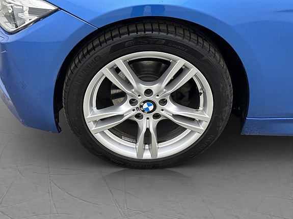 BMW 320i 29 of 30