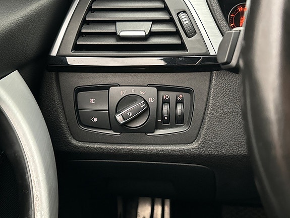 BMW 320i 26 of 30