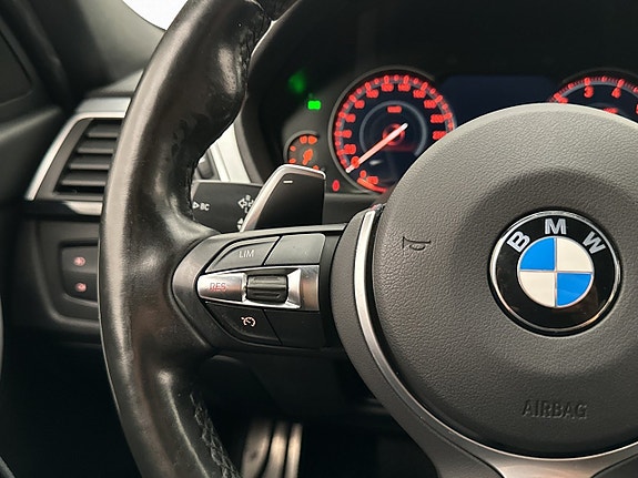 BMW 320i 19 of 30