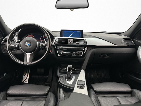 BMW 320i 12 of 30