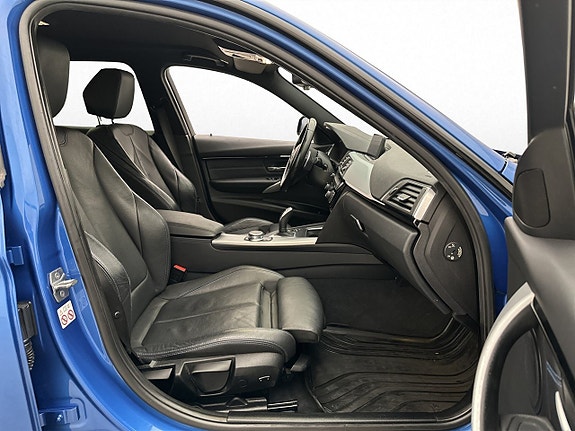 BMW 320i 14 of 30