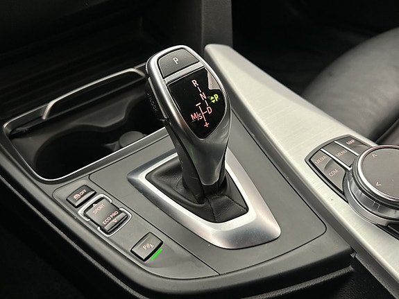 BMW 320i 25 of 30