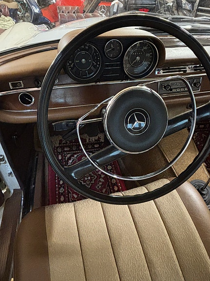 Mercedes-Benz 250 S 9 of 14