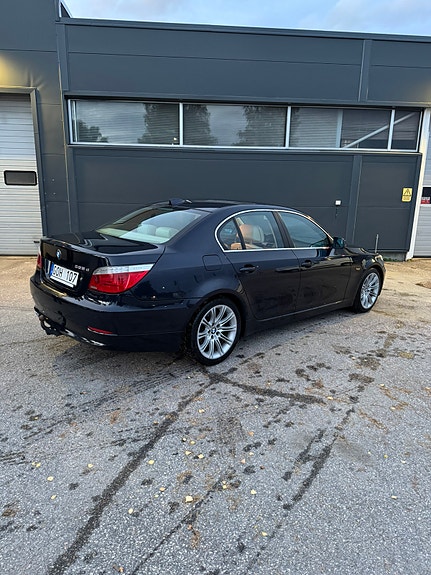 BMW 525d 2 of 5