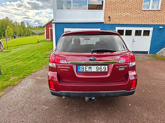 Subaru Outback 3 of 9