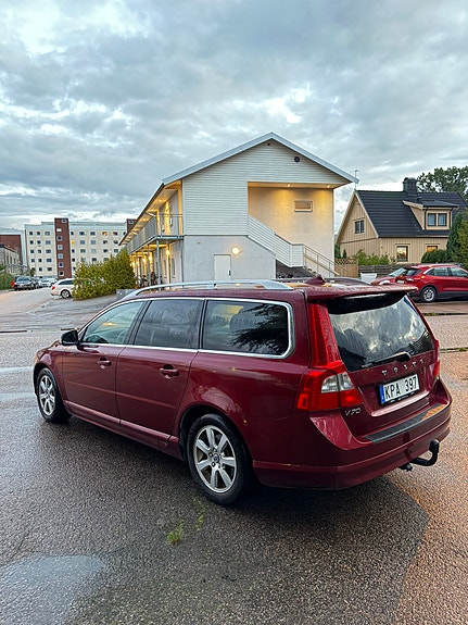 Volvo V70 2 of 5