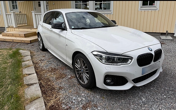 BMW 118i 2 of 5