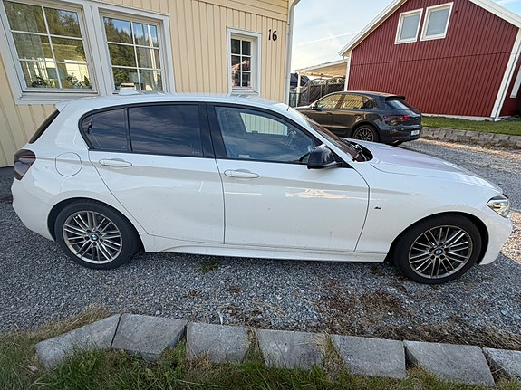 BMW 118i 3 of 5