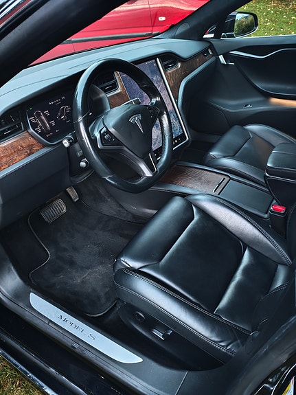 Tesla Model S 4 of 8