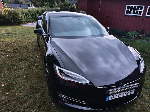 Tesla Model S 2 of 8